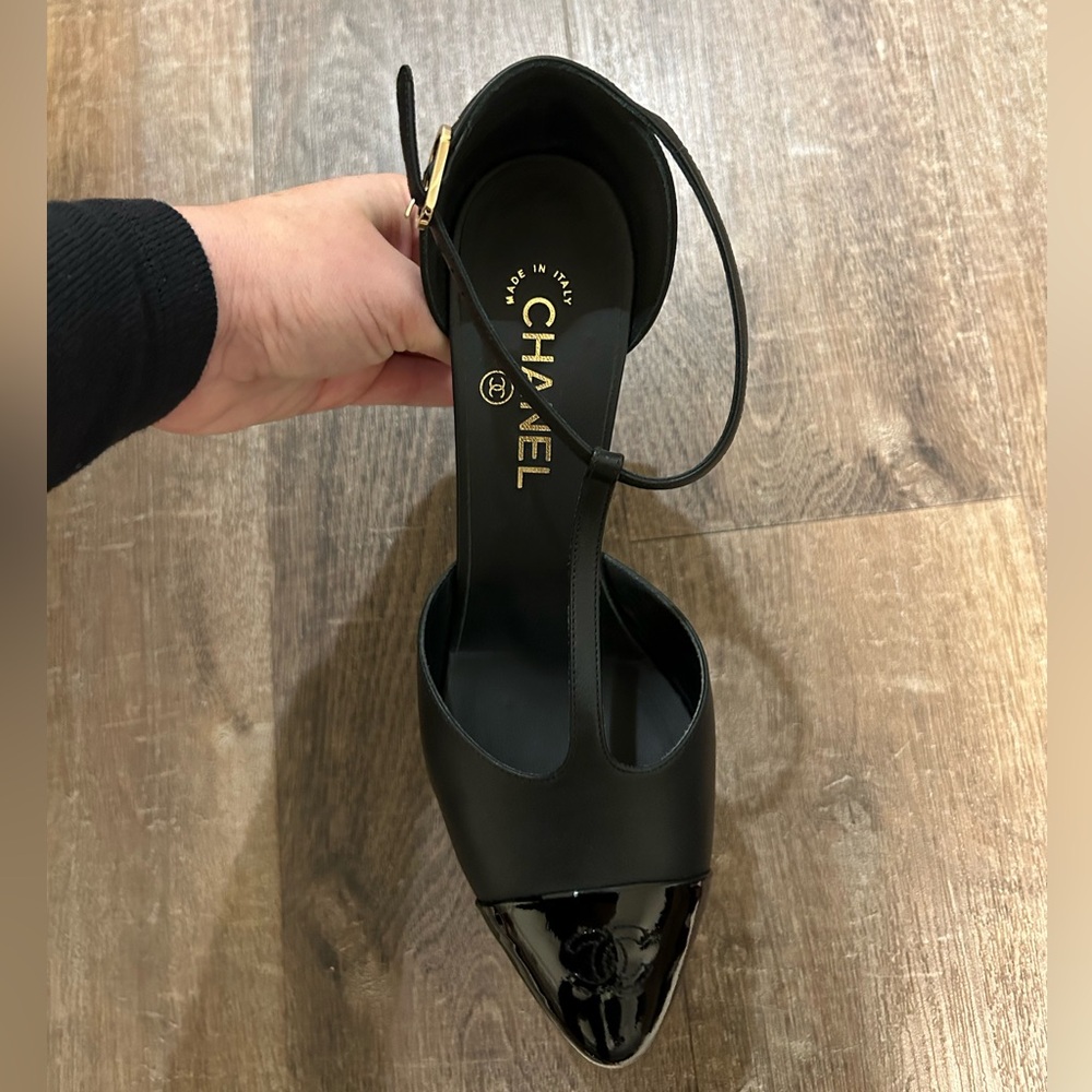 Chanel interlocking CC Logo T-strap pumps. Size 39.5 - Picture 6 of 9